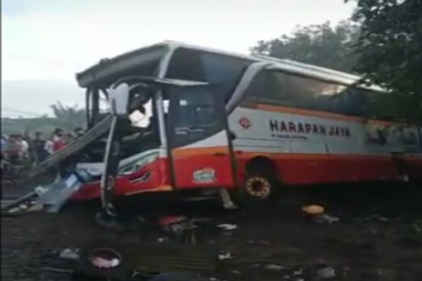 Kereta 5 tulungagung tewaskan api orang bus kecelakaan jaya harapan di tertabrak penyebab hingga Bus Wisata